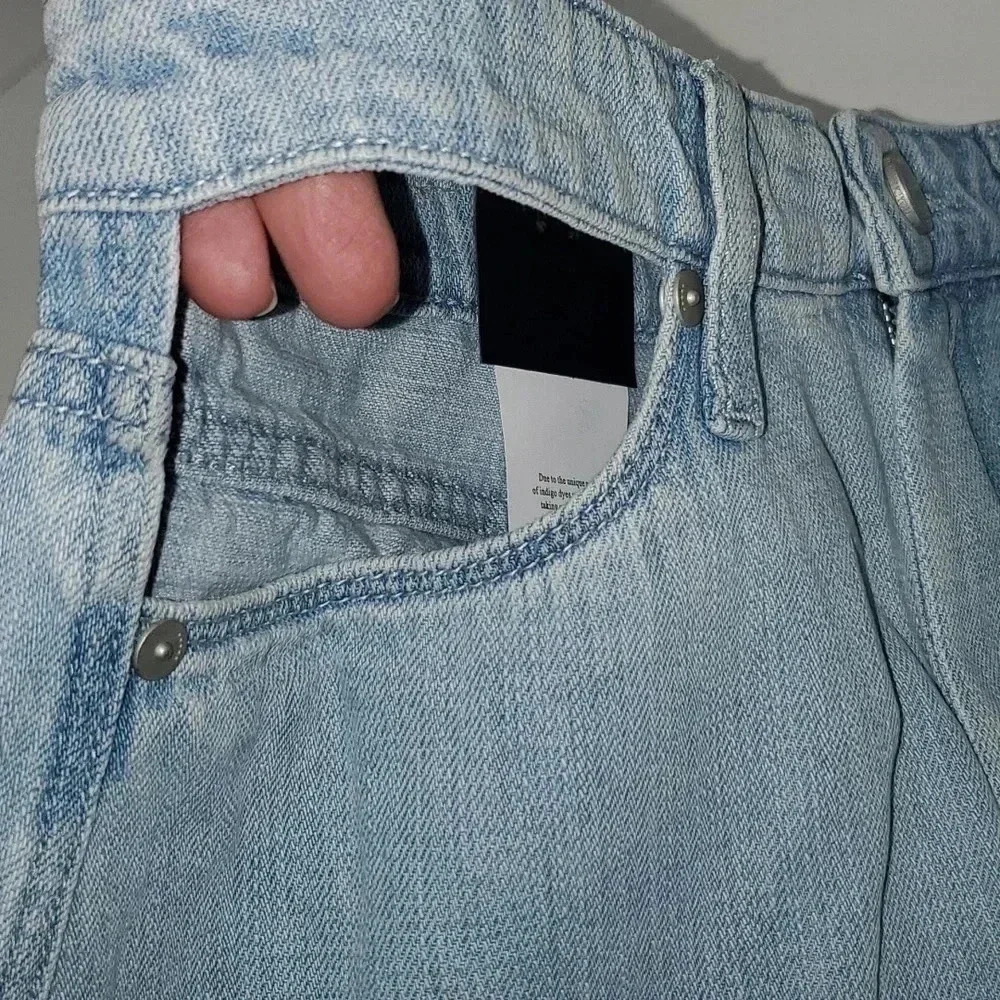 BLANK NYC Peek a Boo Front Non-Hem Cut Off Light Wash Jean Shorts NWT - Picture 2 of 11